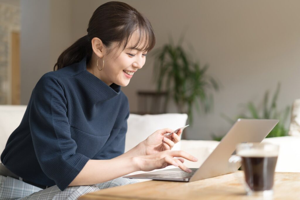 パソコンで料金プランを検討する女性