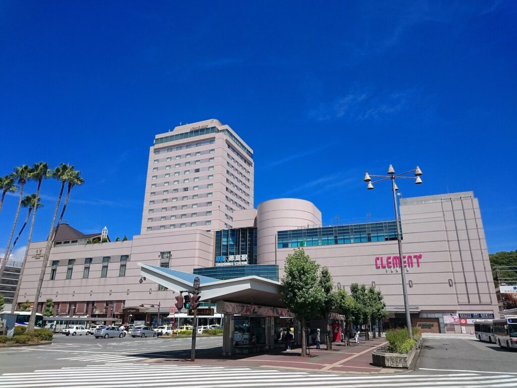 徳島駅の駅舎と駅前